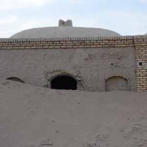 خانه زیر خاک و ریگ طوفان